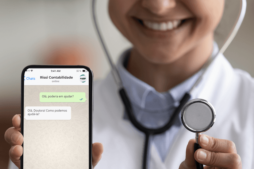 Imagem de uma pessoa segurando o celular